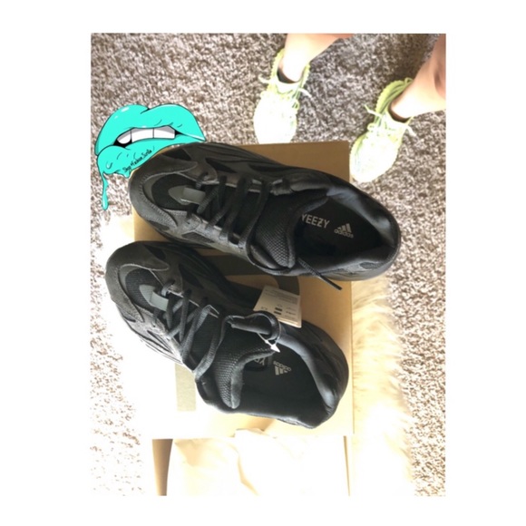 Adidas Yeezy Boost 700 V2 Vanta - Picture 4 of 15